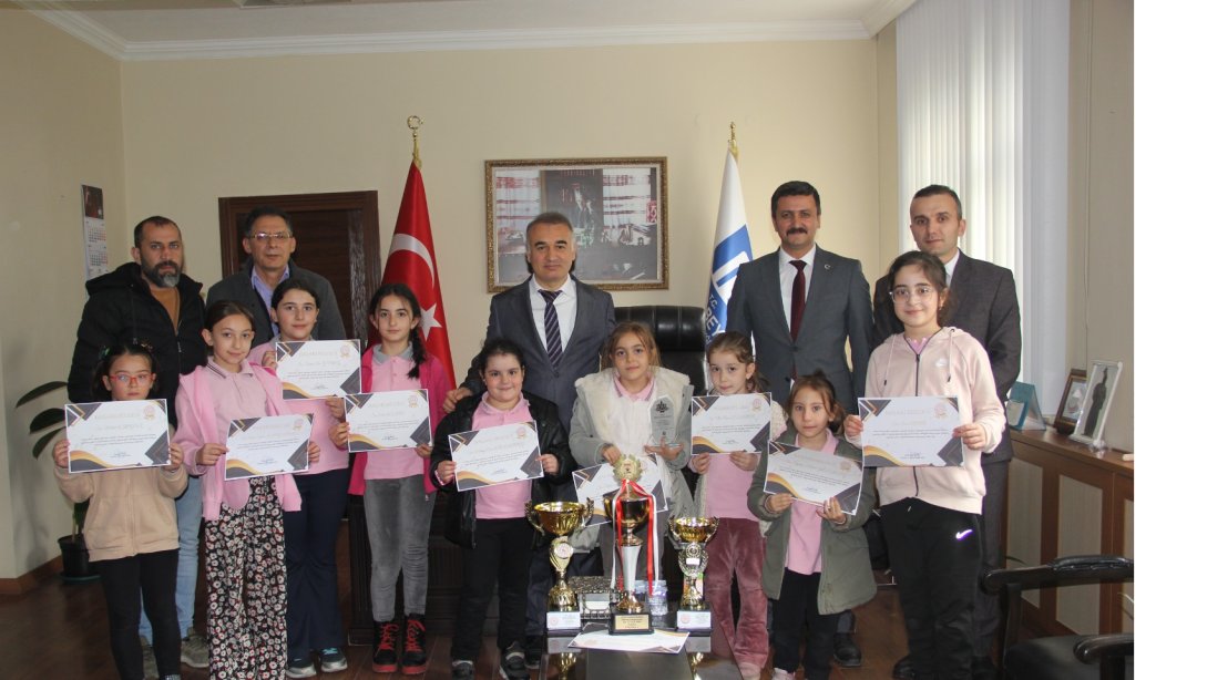 İlçe Kaymakamımız Selami IŞIK Satranç Şampiyonlarımızı ağırladı